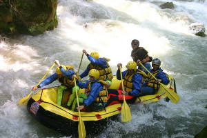 Team building outdoor: rafting